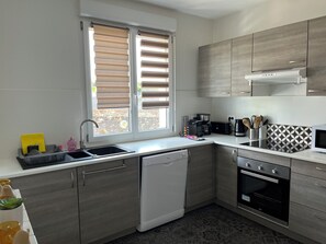 Fridge, microwave, oven, stovetop - La Canopée, gîte in the heart of the city, balcony, quiet street close to the Old Port (Pornic)