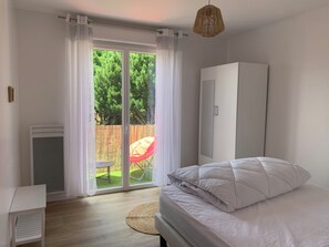 2 habitaciones, tabla de planchar con plancha y cuna de viaje 