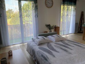 2 bedrooms, iron/ironing board, travel cot, free WiFi - La Canopée, gîte in the heart of the city, balcony, quiet street close to the Old Port (Pornic)