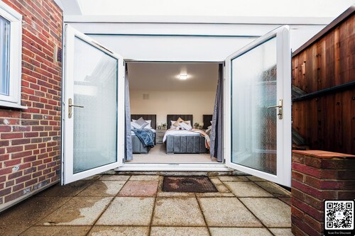 6 minutes from Heathrow | Sleeps 15 | Parking for 2
