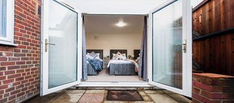 6 minutes from Heathrow | Sleeps 15 | Parking for 2