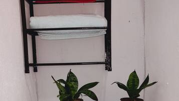 Toallas, jabón y papel higiénico