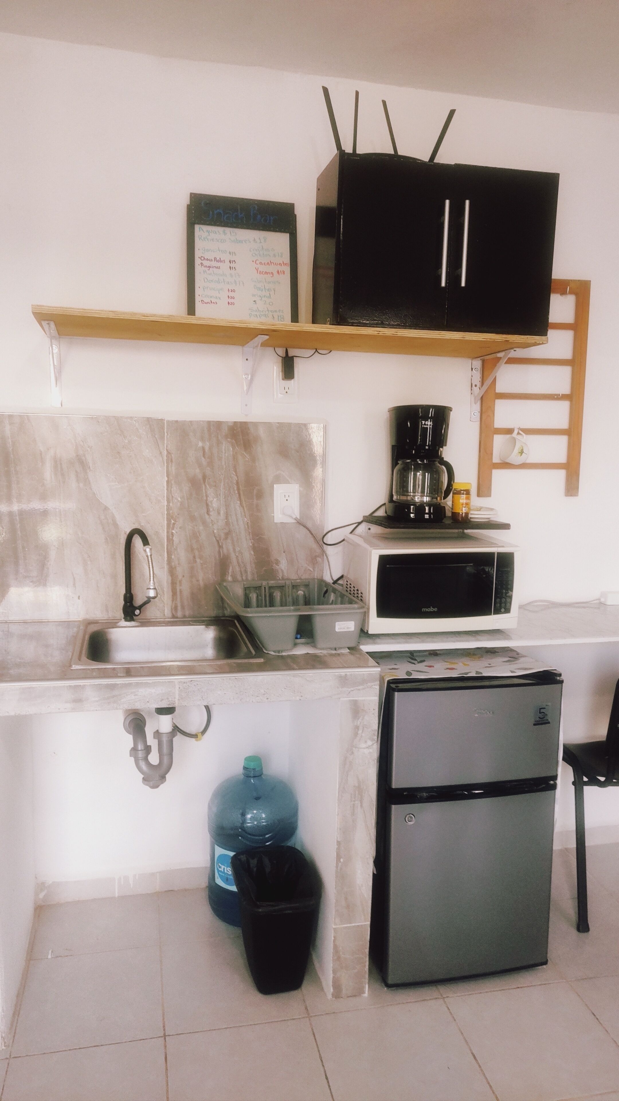 Cafetera o tetera, frigorífico, microondas y placa de cocina