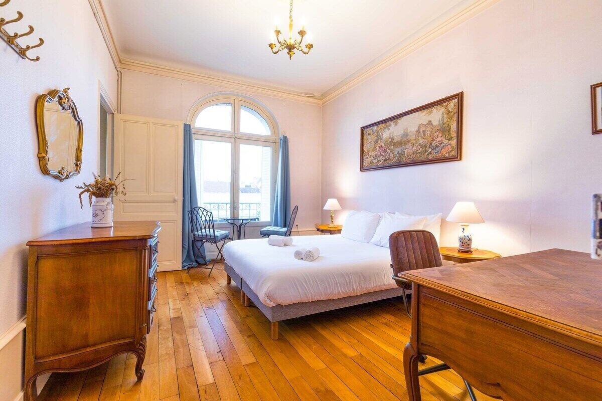2 chambres, bureau, fer et planche à repasser, accès Internet