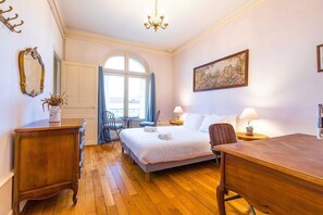 2 habitaciones, escritorio, tabla de planchar con plancha y internet 