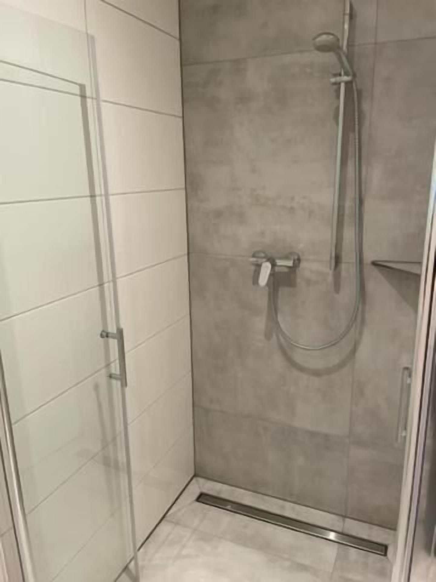 Een douche, een haardroger, handdoeken, zeep