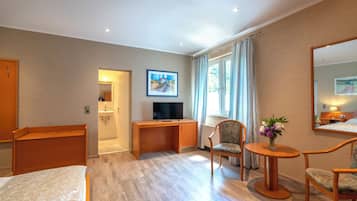 Double Room, Garden View | Desk, iron/ironing board, free WiFi