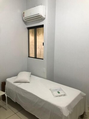 Chuveiro, toalhas de banho, papel higiênico 