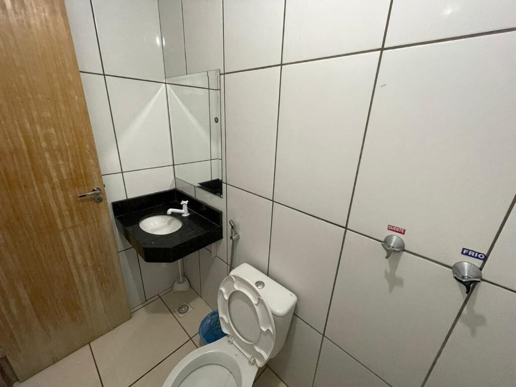 Shower, handuk,  dan tisu toilet