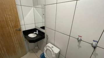 Een douche, handdoeken, toiletpapier