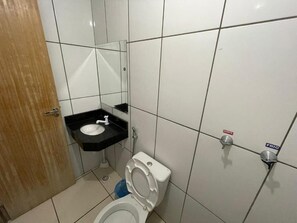 Shower, towels, toilet paper - Hotel Oliveira 44 (Goiânia)