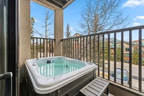 Outdoor spa tub - Mountain Retreat with Private Hot Tub; Prime Breck Location (Breckenridge)