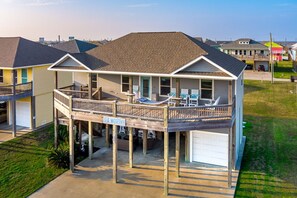 Exterior - SEA WORTHY - 3 bedroom, outdoor bar with TV, close to beach! (Crystal Beach)