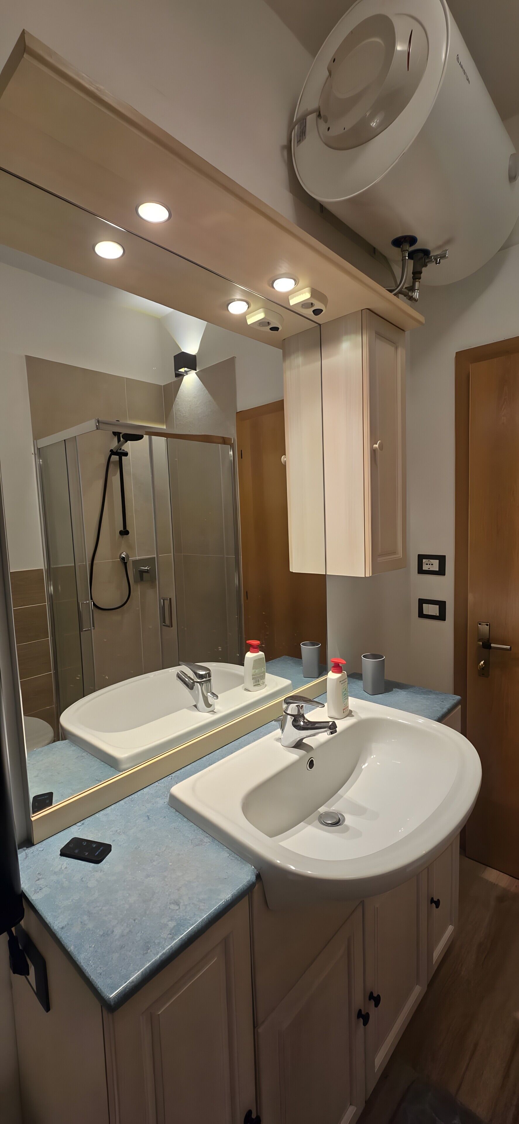 Dusche, Haartrockner, Handtücher