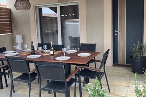Outdoor dining - Superb air-conditioned villa with pool near Avignon (Tavel)