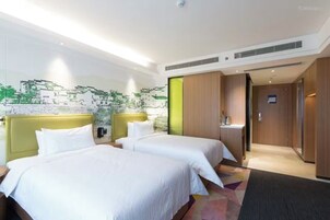 Quarto duplo conforto | Escrivaninha, espaço de trabalho para notebook, cortinas blackout