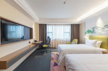 Escritorio, espacio para trabajar con laptop y cortinas blackout . jianxierdunhuanpengjiudian