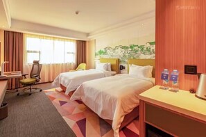 Comfort tvåbäddsrum | Skrivbord, arbetsyta för laptop och mörkläggningsgardiner