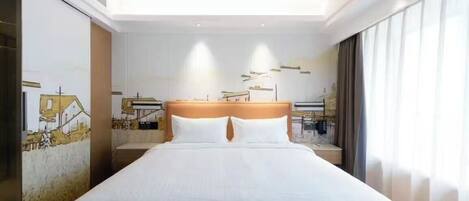 Schreibtisch, laptopgeeigneter Arbeitsplatz, VerdunkelungsvorhÀnge