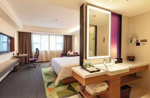 Skrivbord, arbetsyta för laptop och mörkläggningsgardiner