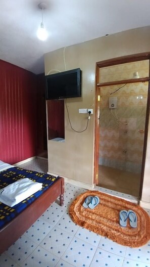 Quarto solteiro luxo | Wi-Fi de cortesia, roupa de cama