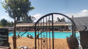 Una piscina al aire libre