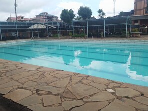 Outdoor pool - Oldoiyo Lengai Hotel (Karatina)