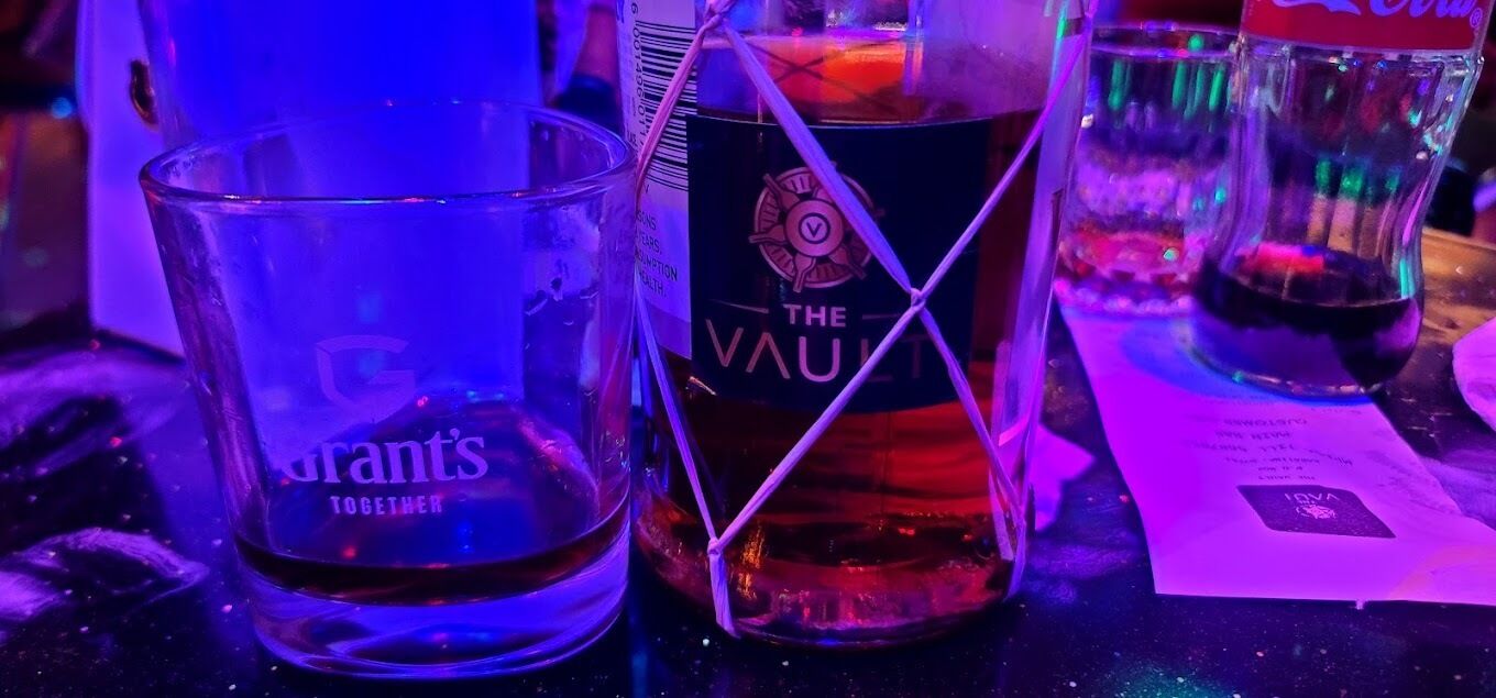 Bar (trong khuôn viên)