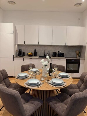 Fridge, microwave, oven, stovetop - Luxury 3R-Apt I Terrace I Kitchen I FamilyFriendly (Wiesbaden)
