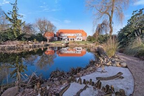 Property grounds - Vacation apartment Rettbrook - Stylish country vacation with garden idyll & fireplace (Bad Zwischenahn)