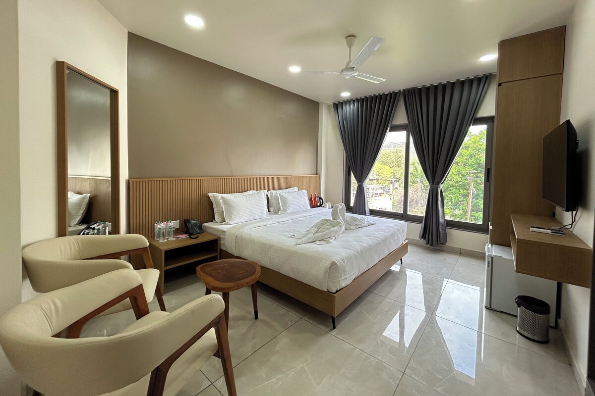 Habitación Deluxe | Escritorio, camas supletorias, wifi gratis y ropa de cama