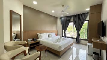 Deluxe Room | Desk, rollaway beds, free WiFi, bed sheets