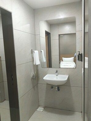 Douche, serviettes fournies, savon, papier toilette