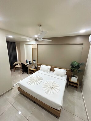 Desk, free WiFi - V Club Bhuj (Bhuj)