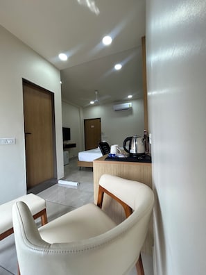 Desk, free WiFi - V Club Bhuj (Bhuj)