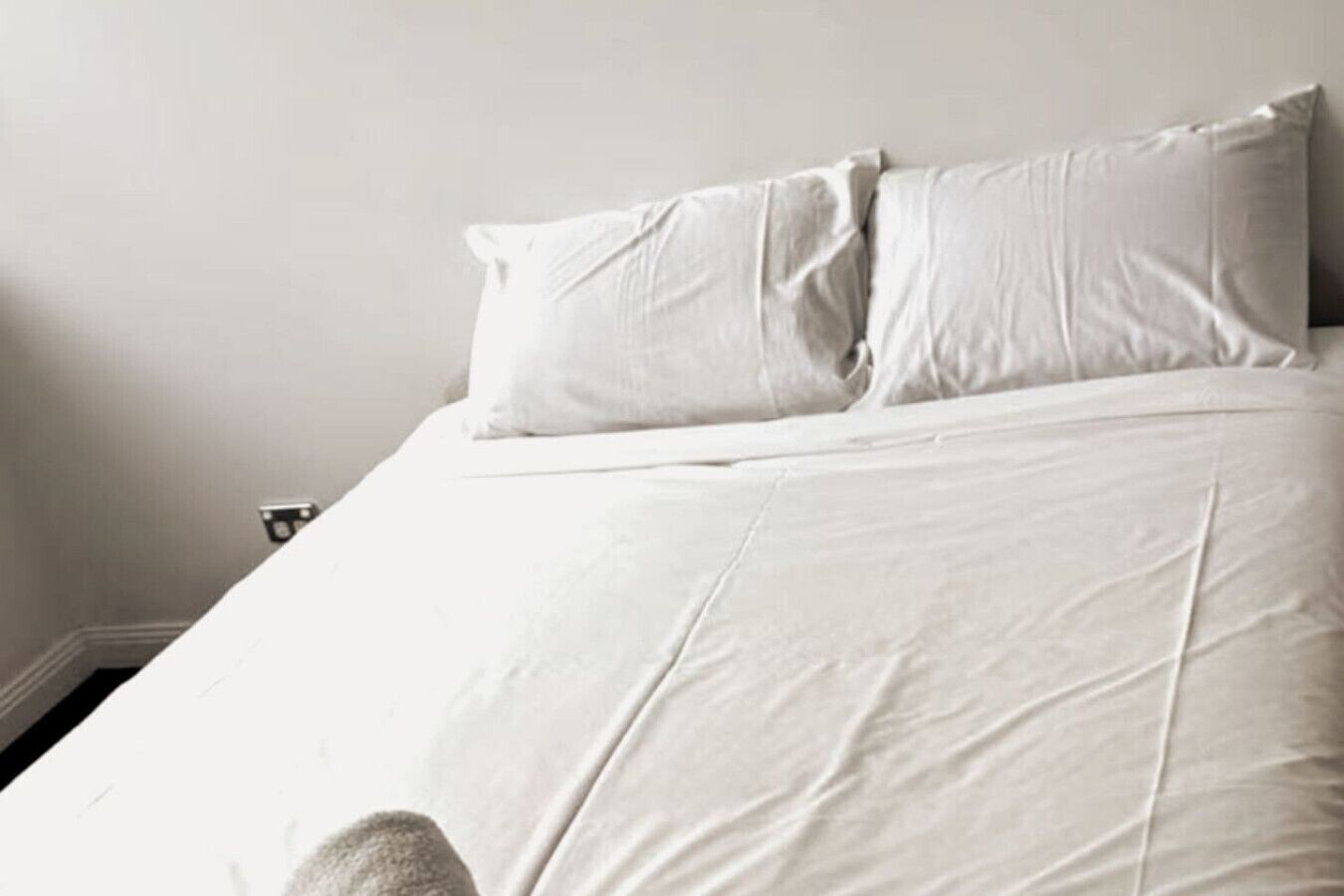 Iron/ironing board, bed sheets