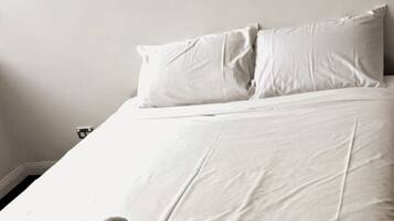 Iron/ironing board, bed sheets