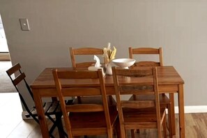 Dining - Mascot 2 beds 09 Close to station easy to anywhere (Mascot)