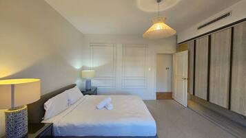 Iron/ironing board, bed sheets