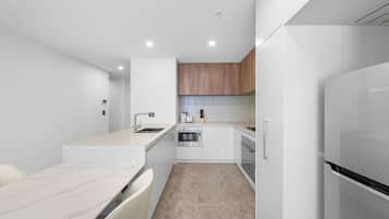 Fridge, oven, stovetop, dishwasher