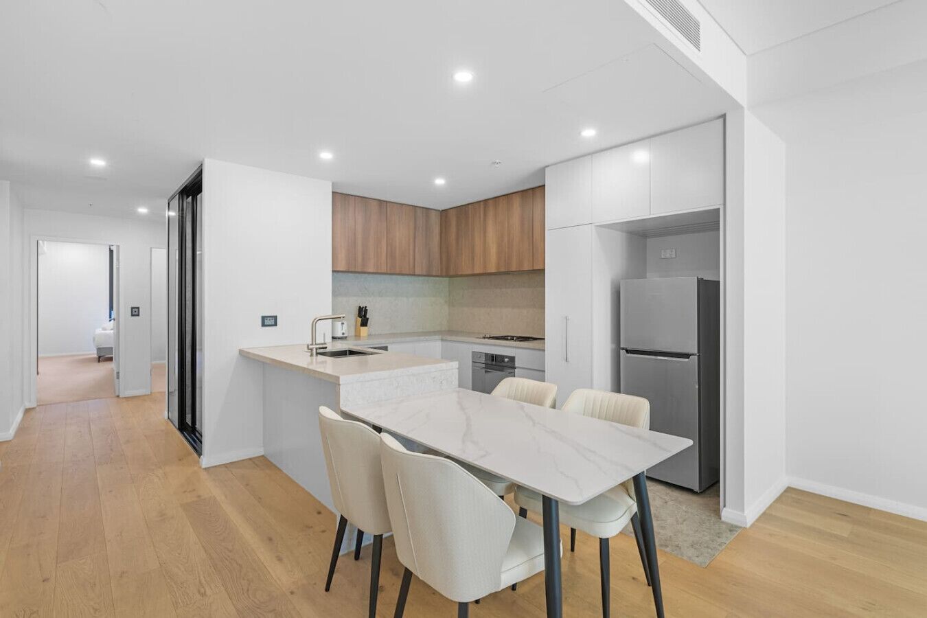 冷蔵庫、オーブン、コンロ、食器洗い機