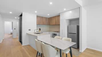 Fridge, oven, stovetop, dishwasher