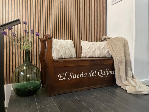 THE DREAM OF QUIXOTE. Single Room BC