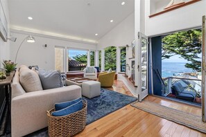 Smart TV, fireplace - 3997 Oceanview Oasis - Stunning Monterey Bay View (Pacific Grove)