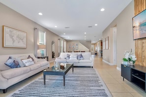 Smart TV, foosball, table tennis, stereo - Game Room, Vegas Bedroom, Resort-style Pool, Table Tennis + Foosball Table: Epic Getaway (Kissimmee)