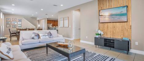 Älytelevisio, pöytäjalkapallopöytä, pöytätennispöytä, stereot