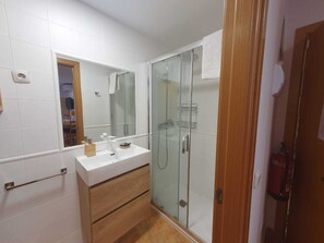 Hair dryer, towels - HOTEL APARTAMENTOS ATRIUM CENTRO HISTÓRICO. 1.2 (Alcalá de Henares)