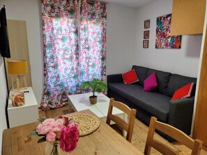 TV - HOTEL APARTAMENTOS ATRIUM CENTRO HISTÓRICO. 1.2 (Alcalá de Henares)