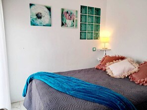 Iron/ironing board - LA DONCELLA APARTMENT (Alcalá de Henares)