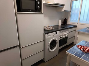 Private kitchen - LA INSULA APARTMENT (Alcalá de Henares)